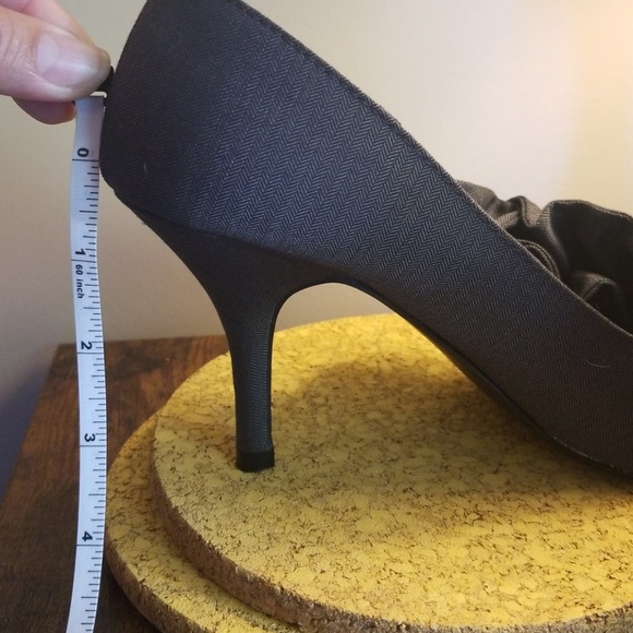 ANN MARINO Ruffled Heels - Picture 6 of 6